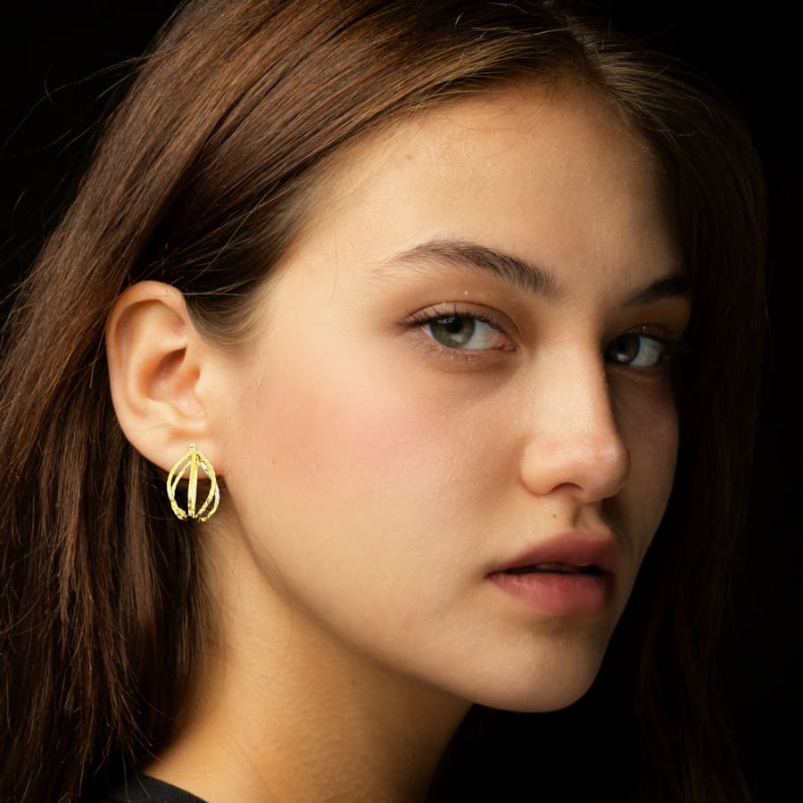 3d leaf hoop earrings in 18k of gold plated