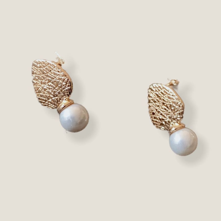 Monica's arrow- pearl studs in 18k of gold plated