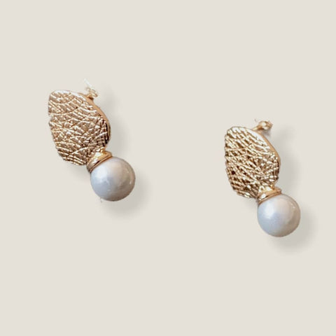 Screw-backs pearls studs gold over stainless steel earrings