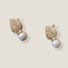 Monica’s arrow- pearl studs in 18k of gold plated earrings